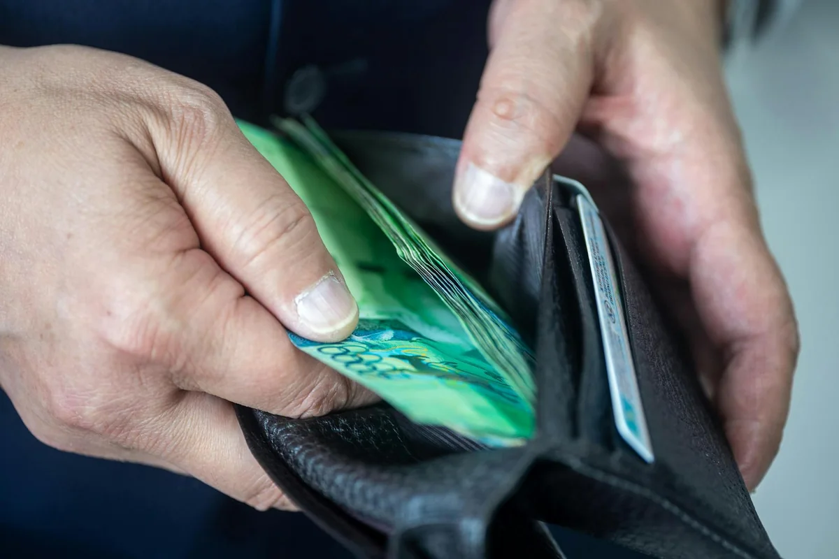 FAQ 页面结构示意：按服务、数据目录与接入三个主题组织常见问题